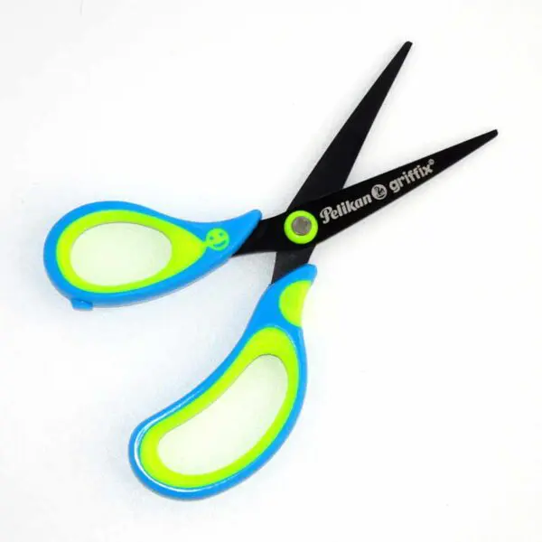 Schulschere griffix spitz für Linkshänder von Pelikan (14.2 cm) in neonfresh blue - Image 2