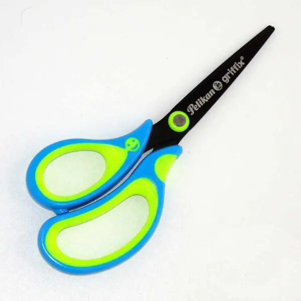 Schulschere griffix spitz für Linkshänder von Pelikan (14.2 cm) in neonfresh blue