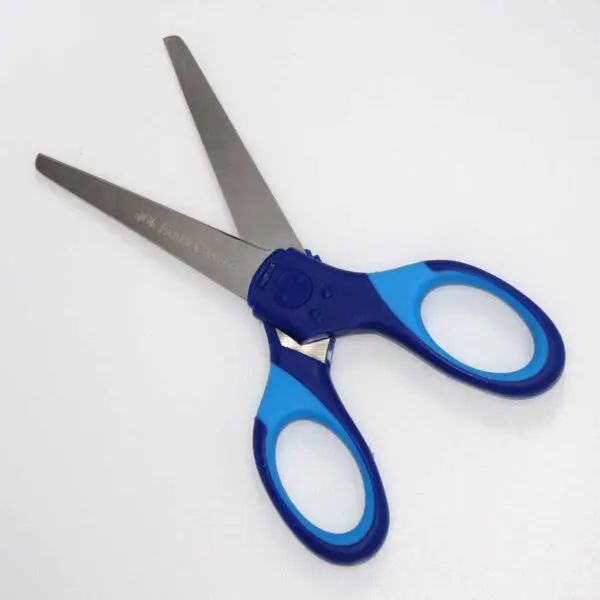Schulschere Grip von Faber-Castell (13.5 cm) in blau - Image 3