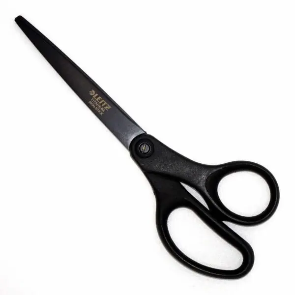 Universalschere titanbeschichtet von Leitz (18 cm) in schwarz