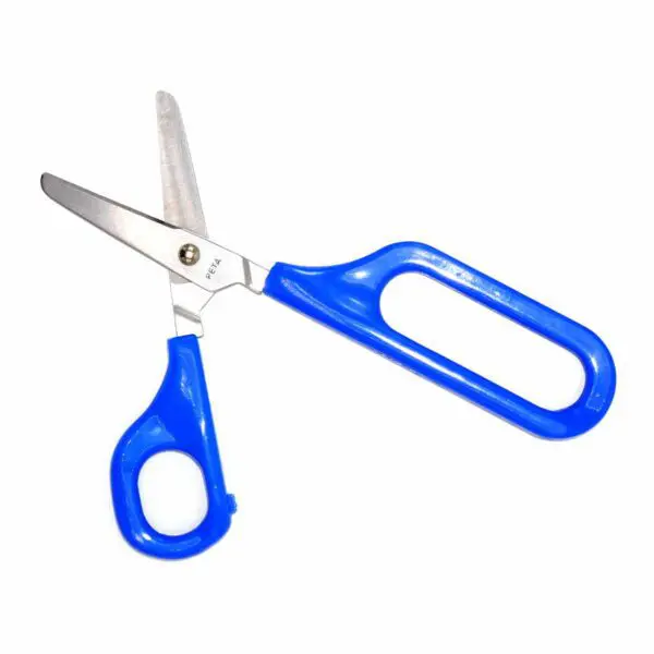Selbstöffnende Schere mit asymmetrischen Griffen von PETA (16 cm) in blau