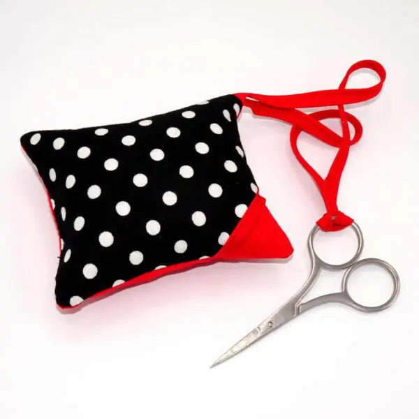 Prym Nadelkissen mit Polka Dots und Schere