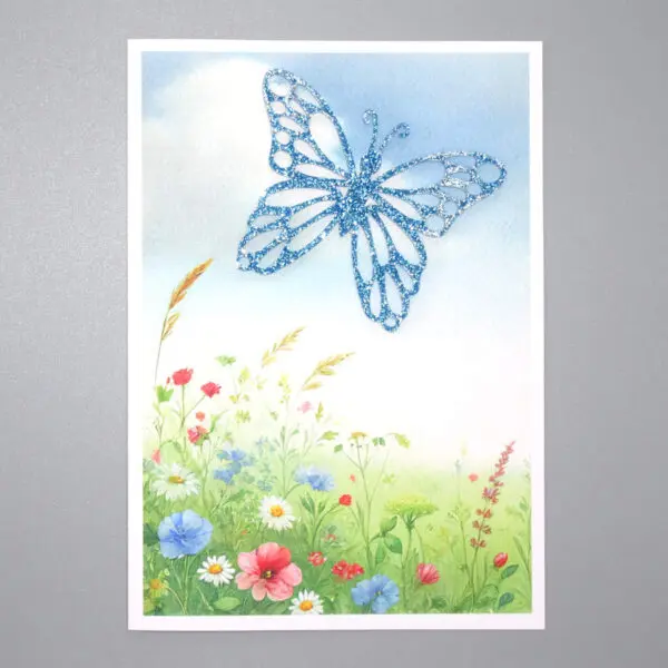 Karte mit Blumenwiese und blauem Schmetterling aus Acryl (Grösse A5)