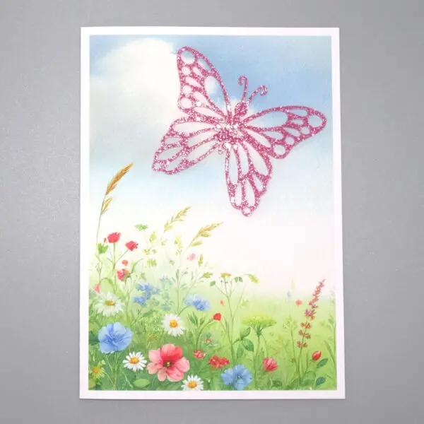 Karte mit Blumenwiese und pinkem Schmetterling aus Acryl (Grösse A5)