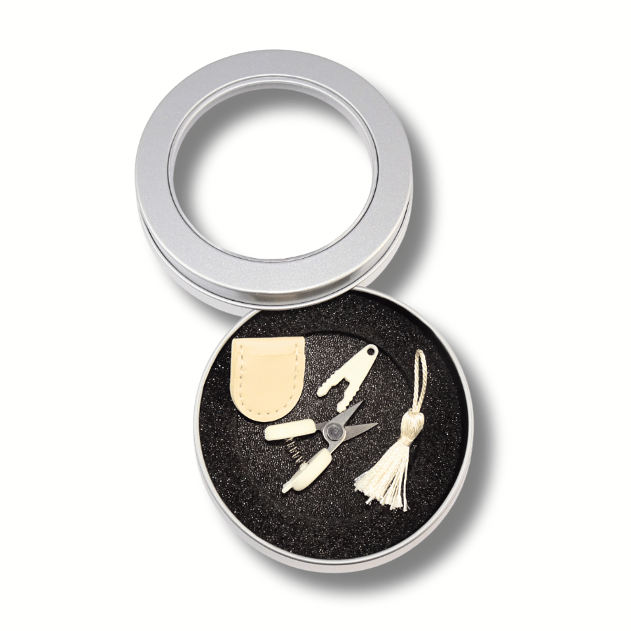 Mini-Schere im Set mit grösserer Aluminiumdose in beige